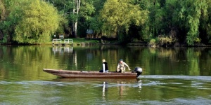 Tisza-tavi csónakázás, átkelő túra túravezetővel a Szabics Kikötőből