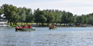 Vízi csapatépítés, csapatépítő vízitúra a vadregényes Tisza-tavon a Szabics Kikötő szervezésében