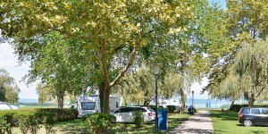 Vízparti kemping a Balatonon, családi kempingezés a balatonszemesi Hattyú kempingben Vízparti kemping a Balatonon, családi kempingezés a balatonszemesi Hattyú kempingben