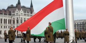 Zászlófelvonás 2019 Budapest. Szent István Napi Ünnepség a Kossuth téren Zászlófelvonás 2019 Budapest. Szent István Napi Ünnepség a Kossuth téren