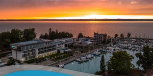 Hotel Yacht**** Wellness & Business szálloda Siófok vitorláskikötőjében, közvetlenül a vízparton